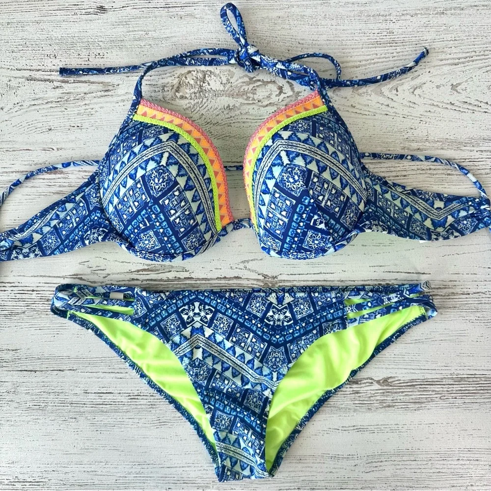 VICTORIA’S SECRET Boho Bandanna Print Embroidered Halter String Bikini 34C Med